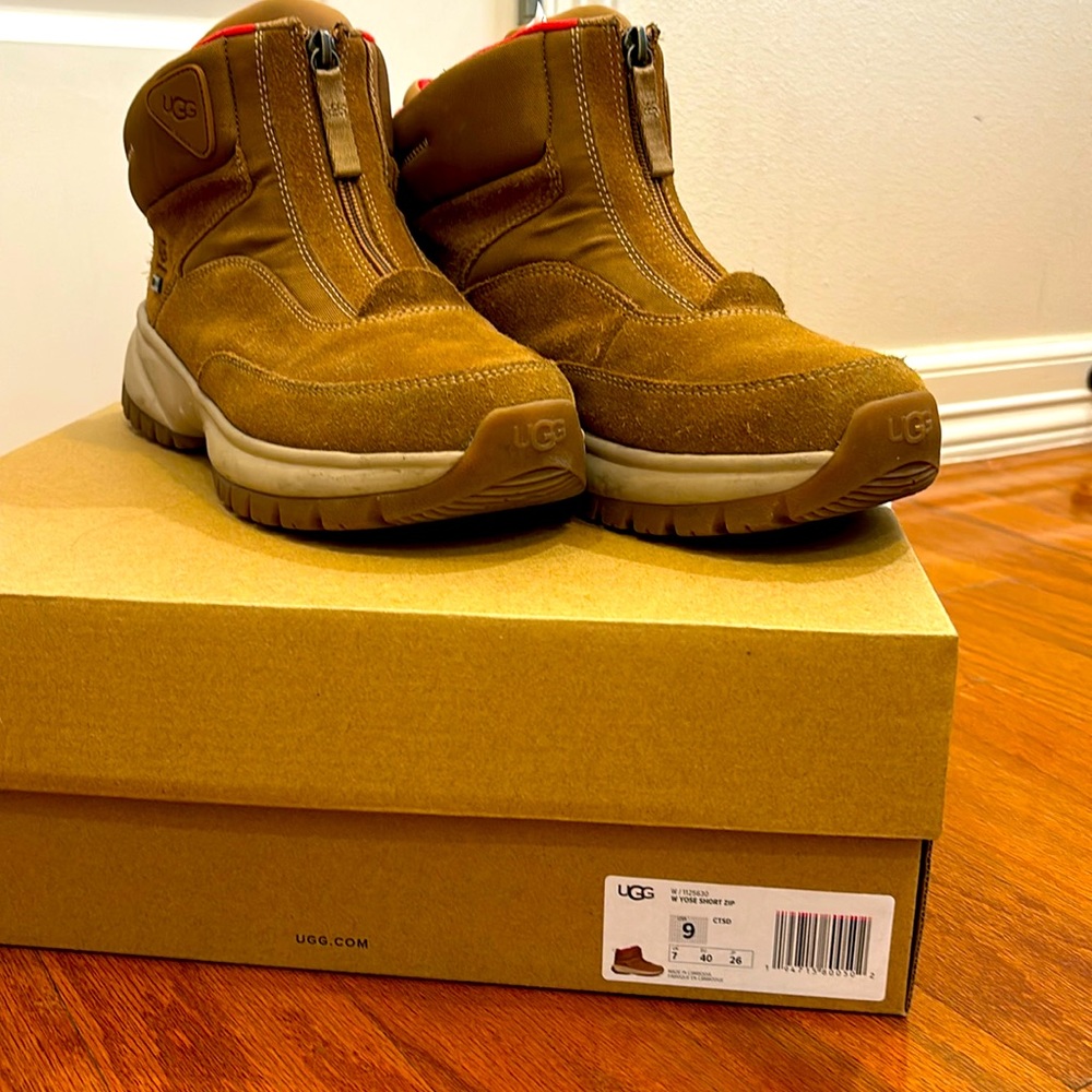 UGG YOSE SHORT ZIP WATERPROOF BOOT